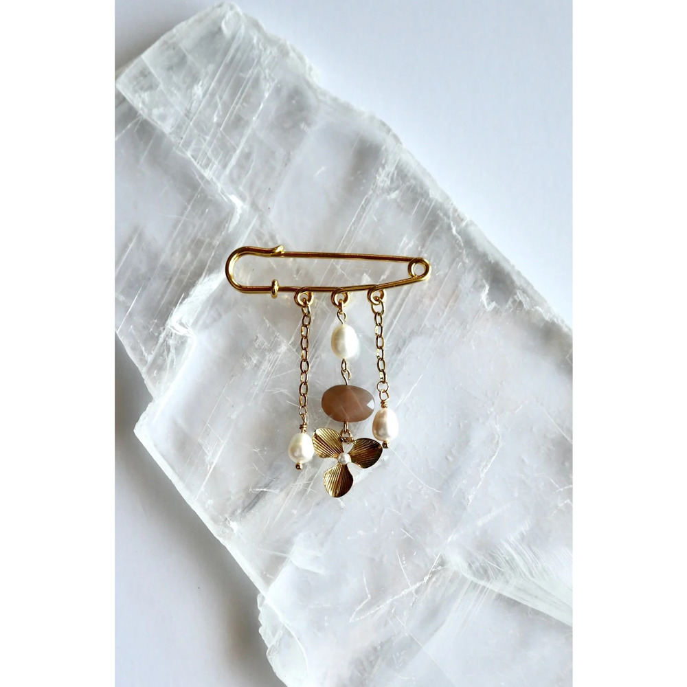 Ilvara - Freshwater Pearl & Peach Moonstone Brooch